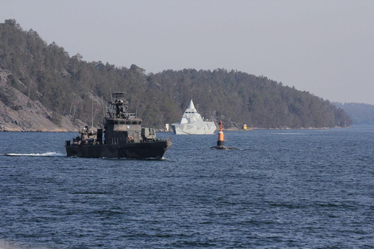 Rauma-luokan ohjusvene ja Visby-luokan korvetti ajavat merellä.