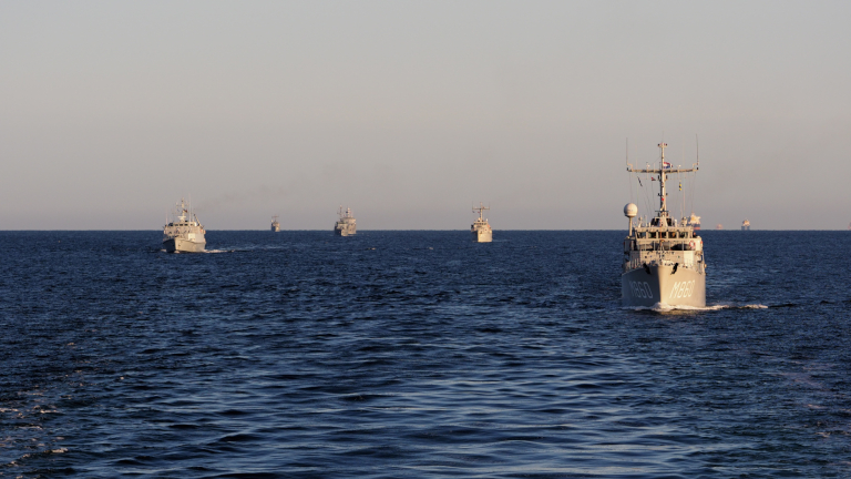 Naton pysyvän miinantorjunta-alusosaston aluksia merellä vuonna 2020.