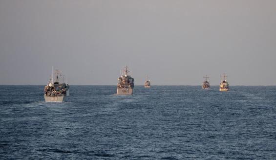 Naton miinantorjunta-alusosaston aluksia etenemässä merellä edeltävän vuoden harjoituksessa, kuvituskuva.