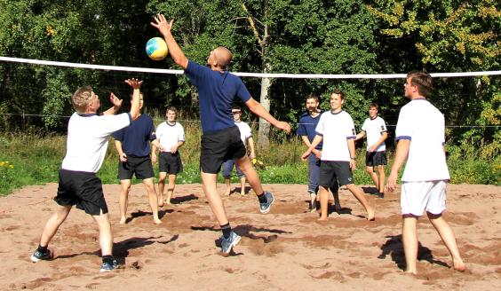 Varusmiesten beach volley -ottelu.