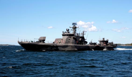 Merivoimien Rauma-luokan ohjusvene ajaa merellä.
